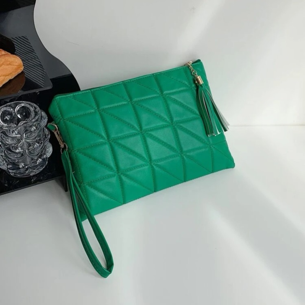 NWT Goregous Green Triangular Quilted Tassel Zipper Faux Leather Wristlet Bag - Picture 3 of 8